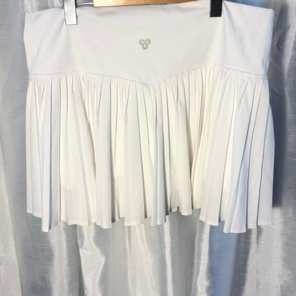 Aritzia Golden white pleated mini skirt in XL